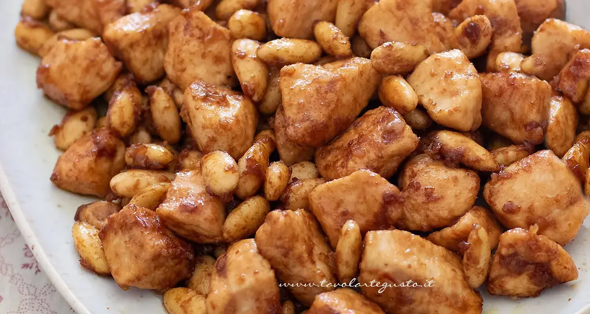 Un invitante pollo alle mandorle, con bocconcini dorati e mandorle tostate, conditi con una salsa lucida.