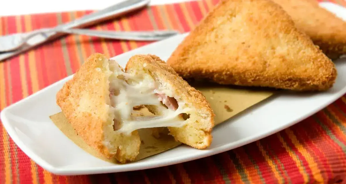 Mozzarella in carrozza croccante, cotta in friggitrice ad aria, con filante formaggio e prosciutto.
