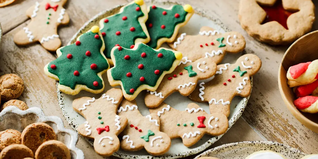 Biscotti natalizi senza burro: omini di pan di zenzero, alberelli verdi e biscotti ripieni, un'esplosione di dolcezza festiva.