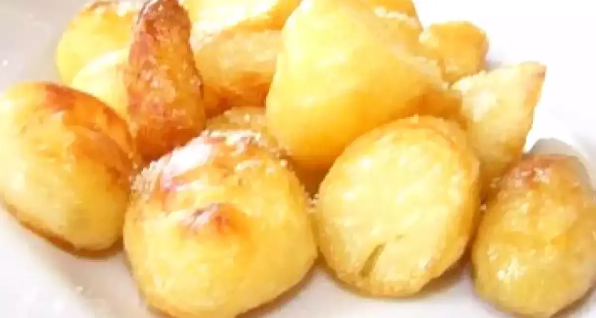 Un mucchio di patate al forno dorate e croccanti, cosparse di un po' di sale, pronte per essere gustate.