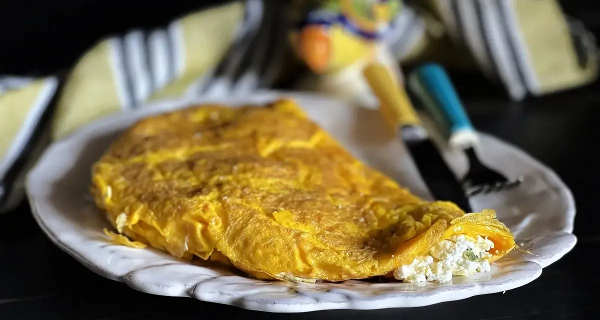 Frittata di ricotta alla siciliana, soffice e dorata, con un ripieno cremoso. Un assaggio di Sicilia.