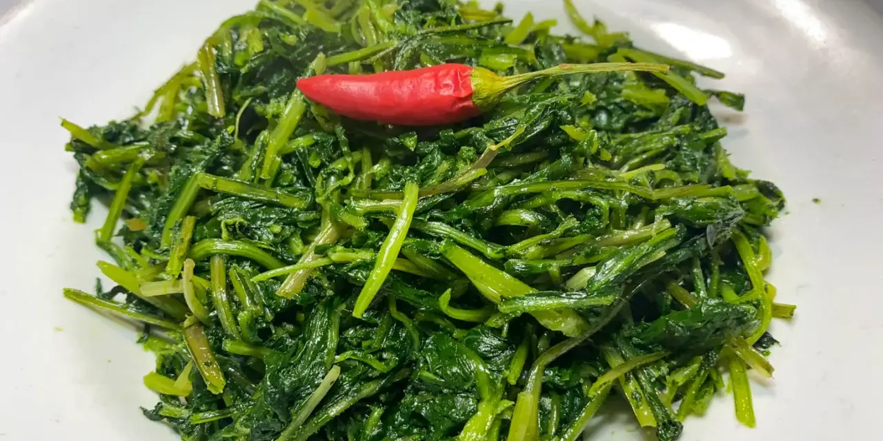 Cicoria in padella, un contorno semplice e gustoso, impreziosito da un peperoncino rosso.
