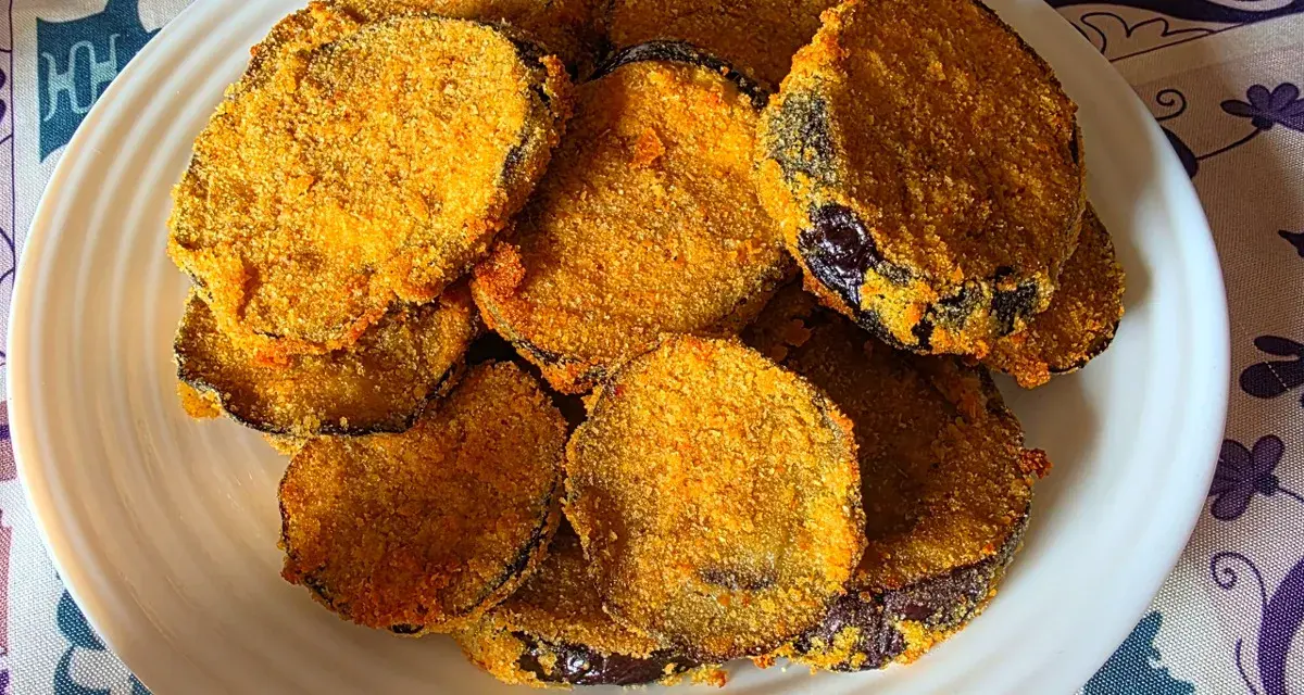 Fette di melanzane impanate e dorate, cotte alla perfezione nella friggitrice ad aria. Croccanti fuori e morbide dentro.