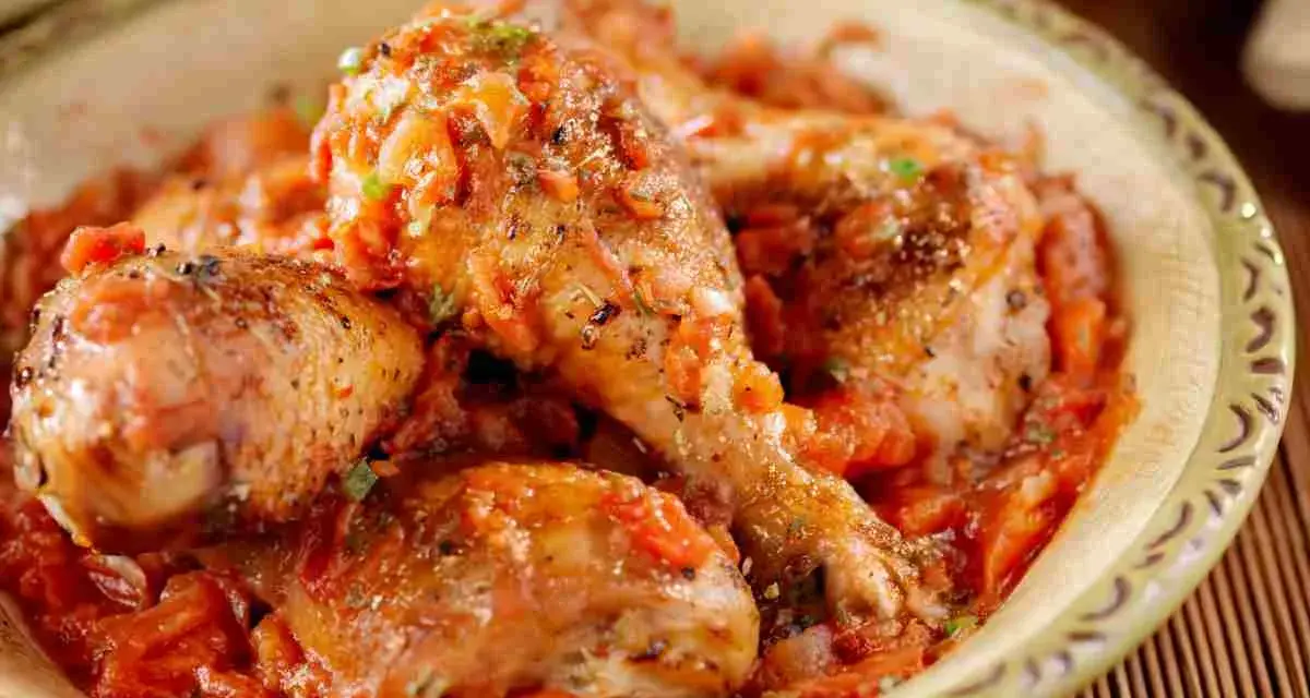 Pezzi di pollo succulenti immersi in una ricca salsa di pomodoro e verdure, un invitante pollo alla cacciatora.