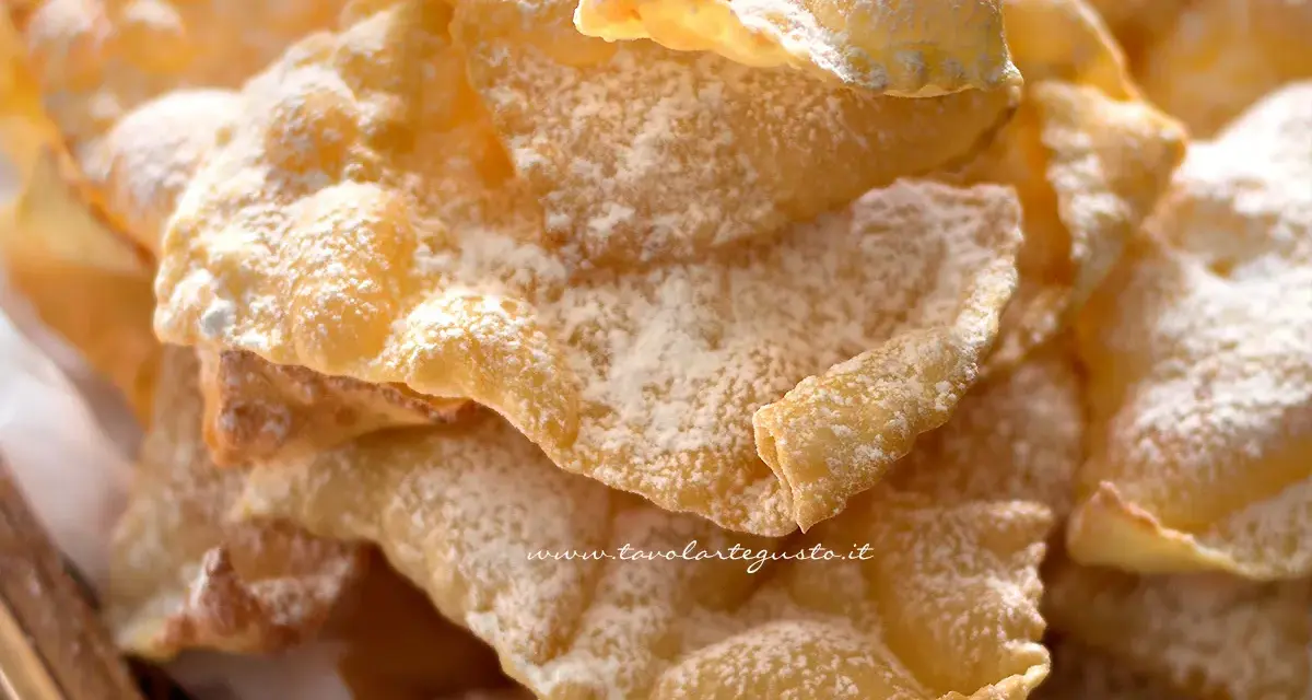 Un mucchio di chiacchiere croccanti, spolverate di zucchero a velo, pronte per essere gustate. La ricetta originale delle bugie.