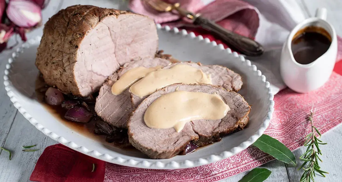 Succulento arrosto di vitello affettato, nappato con salsa cremosa e servito su cipolle rosse caramellate. Un contorno perfetto per un pasto speciale.