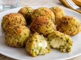 Polpette di zucchine dorate e croccanti, una ripiena di formaggio filante.