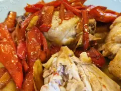 Succulento pollo alla romana con peperoni rossi arrostiti, un piatto saporito e colorato.