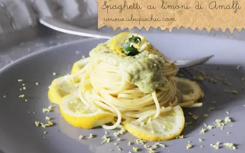 Spaghetti al limone, un assaggio della costiera amalfitana. Pasta profumata con limoni freschi e una crema verde.