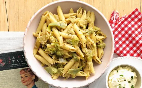 Penne con carciofi in una salsa cremosa, condite con pepe nero. Un piatto che sa di casa e tradizione.