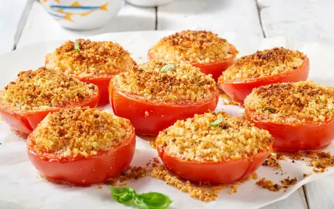 Pomodori ripieni freddi, croccanti e dorati, pronti per un antipasto estivo.