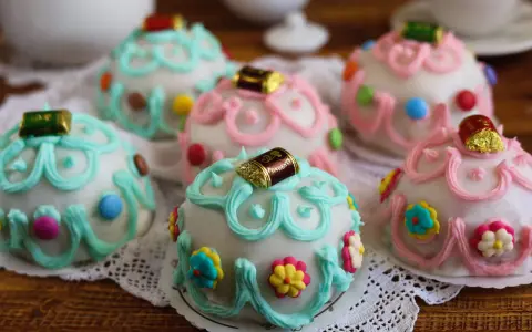 Deliziosi biscotti di San Martino morbidi siciliani, decorati con glassa colorata, caramelline e fiori di zucchero.