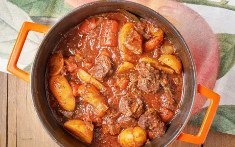 Spezzatino con patate ricetta della nonna, un piatto succulento e confortante, cotto lentamente in un tegame.