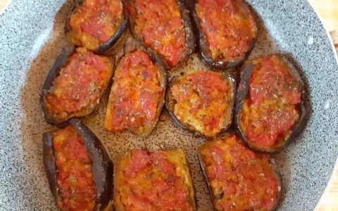 Melanzane ripiene al forno velocissime, pronte per essere gustate. Un piatto semplice e saporito.