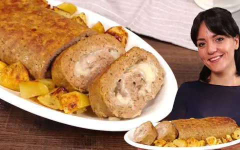 Un delizioso polpettone al forno ripieno di formaggio filante, servito con patate arrosto croccanti.