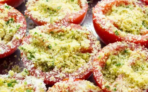 Pomodori gratinati in friggitrice ad aria, pronti per essere cotti. Un antipasto semplice e gustoso.