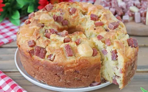 Ciambella rustica morbidissima con cubetti di salame e formaggio, perfetta per un brunch saporito.