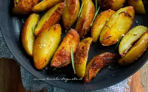 Patate dolci in padella, dorate e croccanti, profumate al rosmarino. Un contorno irresistibile pronto da gustare.