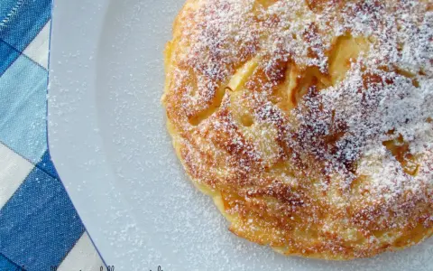 Frittata di mele in padella pronta in 5 minuti, cosparsa di zucchero a velo. Un dolce veloce e goloso.