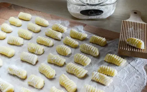 Gnocchi di patate ricetta della nonna pronti per essere cotti. Un classico intramontabile, preparato con amore e farina.