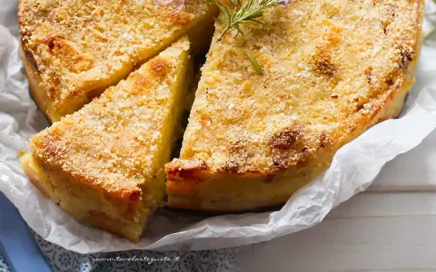 Gateau di patate alla siciliana dorato e croccante, guarnito con rosmarino fresco. Una fetta è già stata servita.