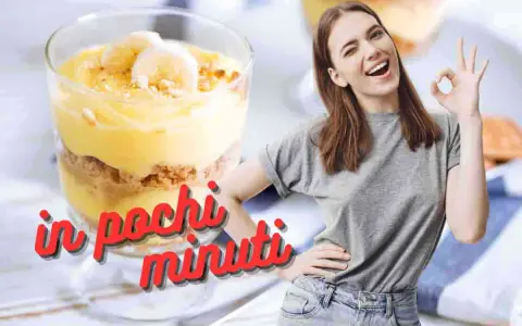 Delizioso budino fatto in casa con banana e biscotti, pronto in pochi minuti! Una ragazza sorridente fa il segno OK.