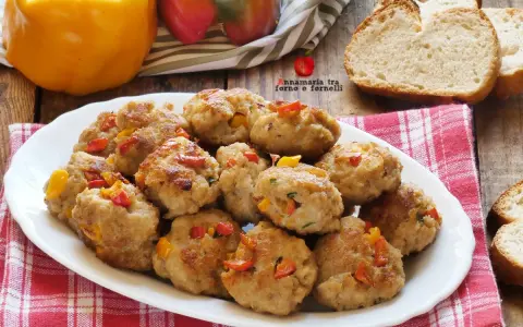 Polpette con peperoni, colorate e saporite, pronte per essere gustate con pane fresco.
