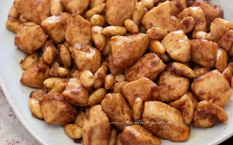 Un invitante pollo alle mandorle, con bocconcini dorati e mandorle tostate, conditi con una salsa lucida.