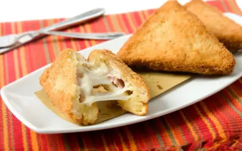 Mozzarella in carrozza croccante, cotta in friggitrice ad aria, con filante formaggio e prosciutto.