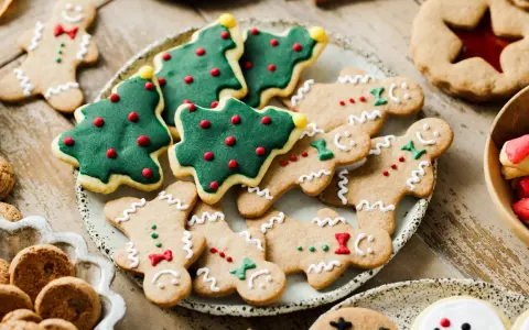 Biscotti natalizi senza burro: omini di pan di zenzero, alberelli verdi e biscotti ripieni, un'esplosione di dolcezza festiva.