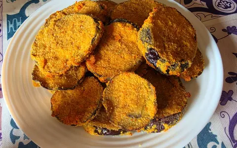 Fette di melanzane impanate e dorate, cotte alla perfezione nella friggitrice ad aria. Croccanti fuori e morbide dentro.