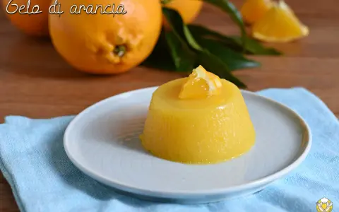 Delizioso gelo di arancia, un dolce fresco e profumato, guarnito con una fetta d'arancia.