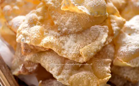 Un mucchio di chiacchiere croccanti, spolverate di zucchero a velo, pronte per essere gustate. La ricetta originale delle bugie.