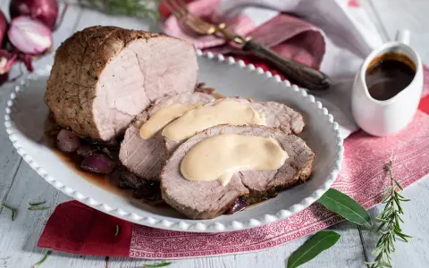 Succulento arrosto di vitello affettato, nappato con salsa cremosa e servito su cipolle rosse caramellate. Un contorno perfetto per un pasto speciale.