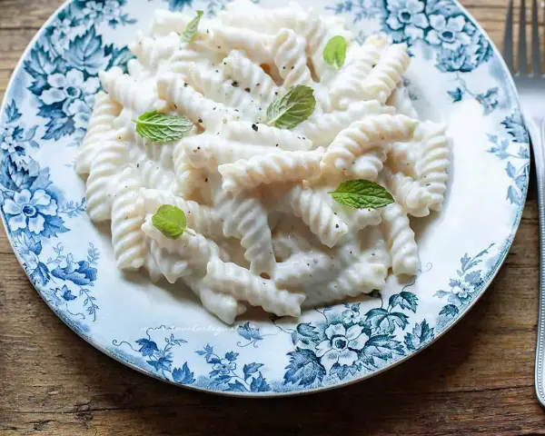 Fusilli cremosi con ricotta e menta fresca, un piatto semplice e gustoso.