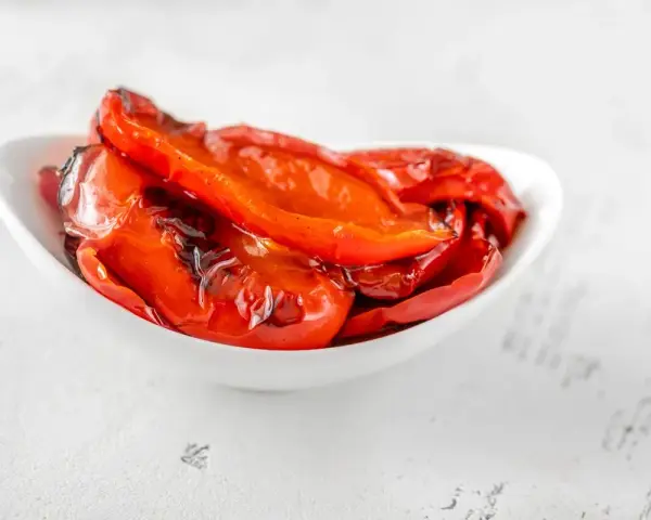 Peperoni al microonde, dolci e succosi, cotti alla perfezione in una ciotola bianca.