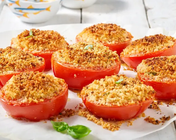 Pomodori ripieni freddi, croccanti e dorati, pronti per un antipasto estivo.
