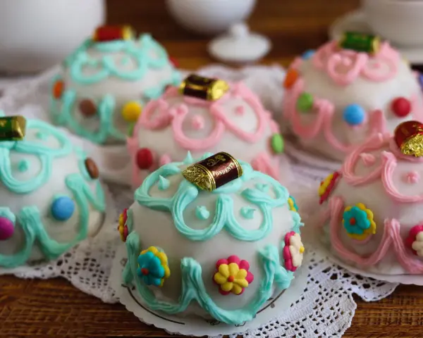 Deliziosi biscotti di San Martino morbidi siciliani, decorati con glassa colorata, caramelline e fiori di zucchero.