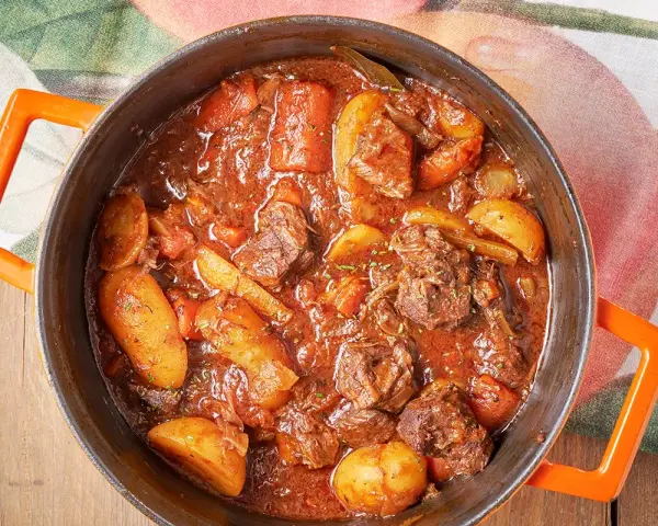 Spezzatino con patate ricetta della nonna, un piatto succulento e confortante, cotto lentamente in un tegame.