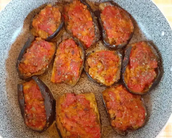 Melanzane ripiene al forno velocissime, pronte per essere gustate. Un piatto semplice e saporito.