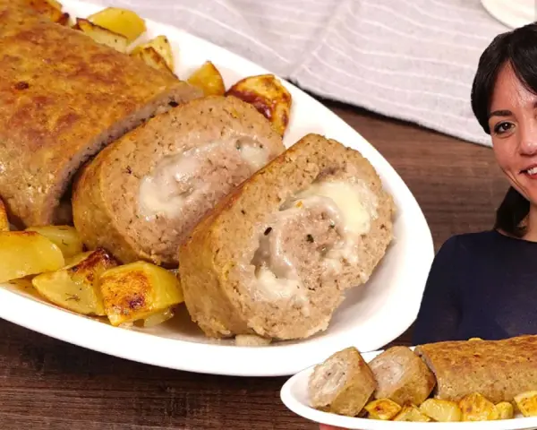 Un delizioso polpettone al forno ripieno di formaggio filante, servito con patate arrosto croccanti.