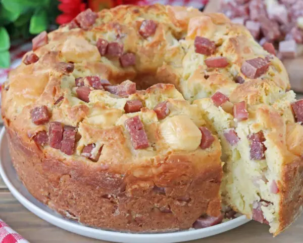 Ciambella rustica morbidissima con cubetti di salame e formaggio, perfetta per un brunch saporito.