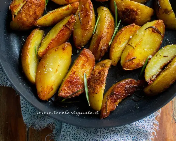Patate dolci in padella, dorate e croccanti, profumate al rosmarino. Un contorno irresistibile pronto da gustare.
