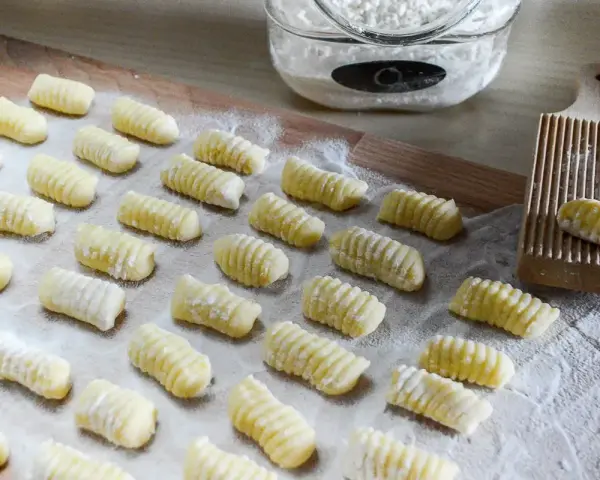 Gnocchi di patate ricetta della nonna pronti per essere cotti. Un classico intramontabile, preparato con amore e farina.