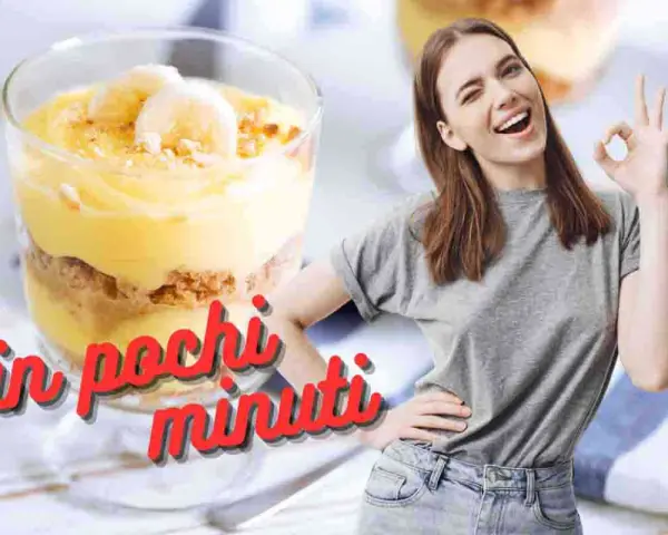 Delizioso budino fatto in casa con banana e biscotti, pronto in pochi minuti! Una ragazza sorridente fa il segno OK.