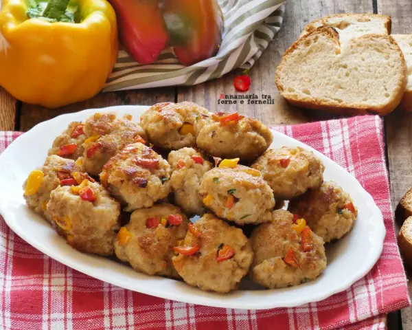 Polpette con peperoni, colorate e saporite, pronte per essere gustate con pane fresco.