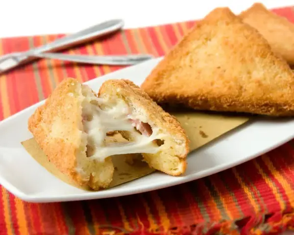 Mozzarella in carrozza croccante, cotta in friggitrice ad aria, con filante formaggio e prosciutto.