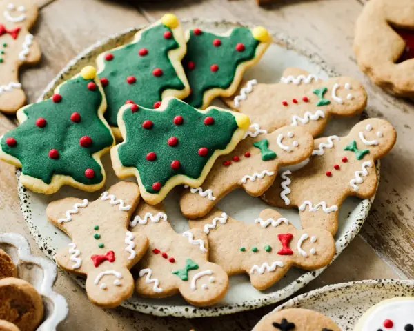 Biscotti natalizi senza burro: omini di pan di zenzero, alberelli verdi e biscotti ripieni, un'esplosione di dolcezza festiva.