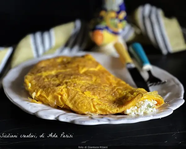 Frittata di ricotta alla siciliana, soffice e dorata, con un ripieno cremoso. Un assaggio di Sicilia.