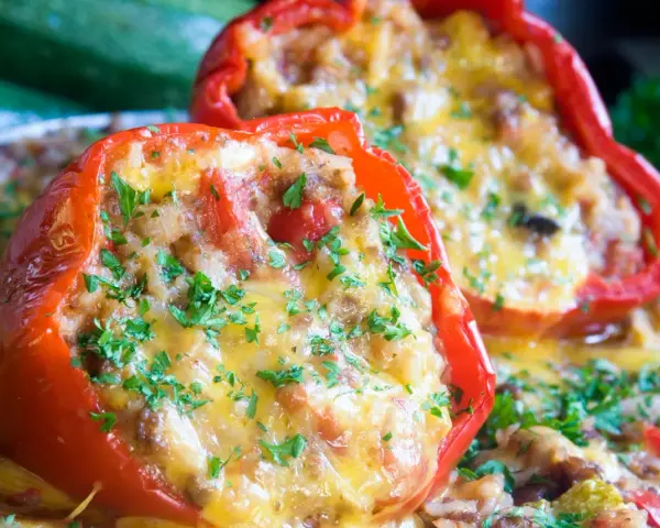 Peperoni ripieni senza carne, dorati e filanti, guarniti con prezzemolo fresco. Un piatto gustoso e leggero.
